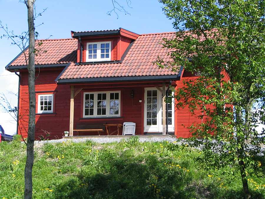 Der Blick vom Flussufer auf das Ferienhaus Guttersrud