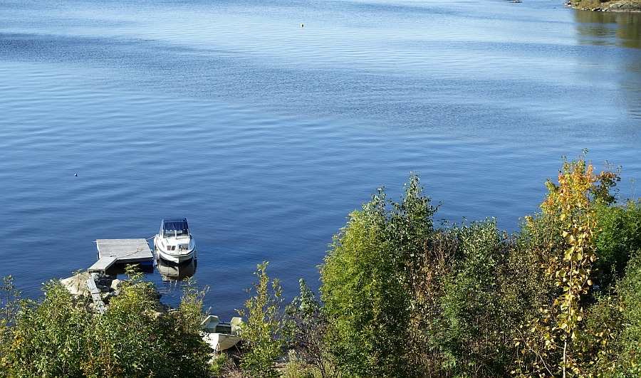 Blick vom Weg am Haus hinunter zum Bootssteg