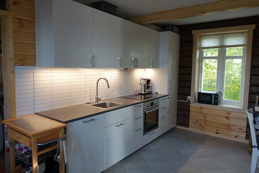 Die Küche ist umfassend ausgestattet - von der Kaffeemaschine bis zum Geschirrspüler ist alles vorhanden.