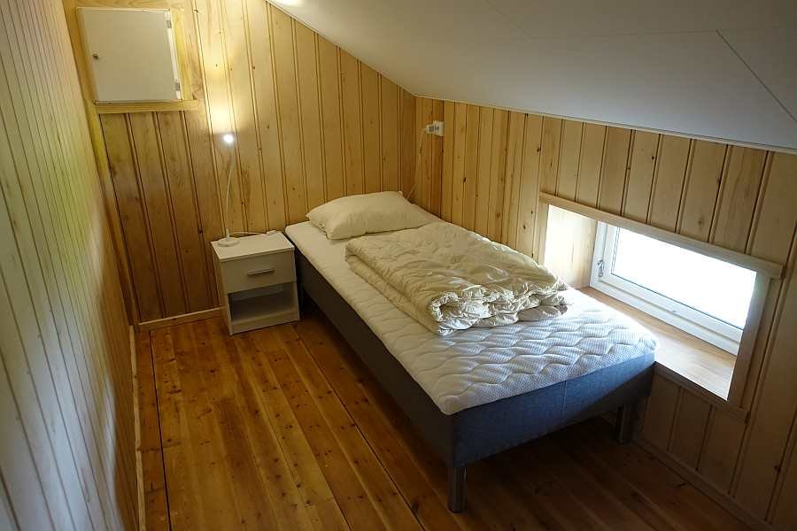 Eines der drei Schlafzimmer mit je einem Einzelbett