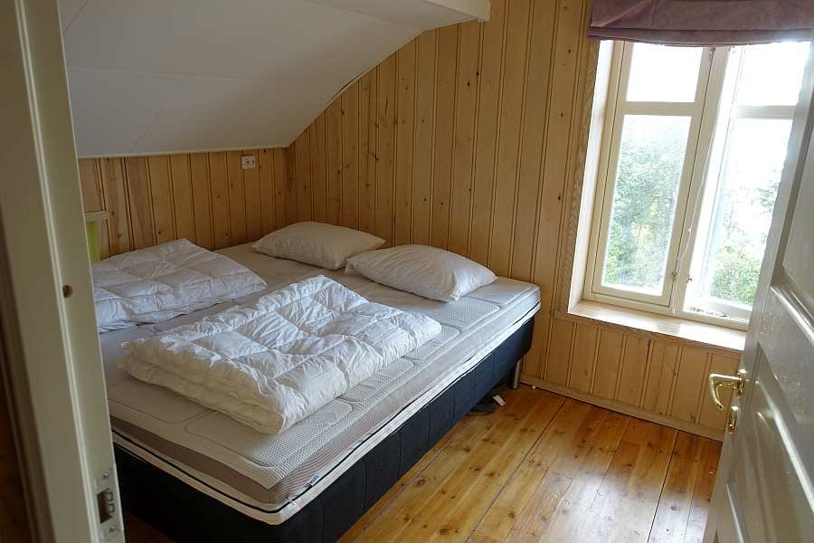 Das Schlafzimmer mit dem Doppelbett