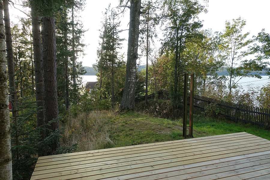 Die Holzterrasse am Haus - natürlich stehen auch Gartenmöbel und ein Grill zur Verfügung