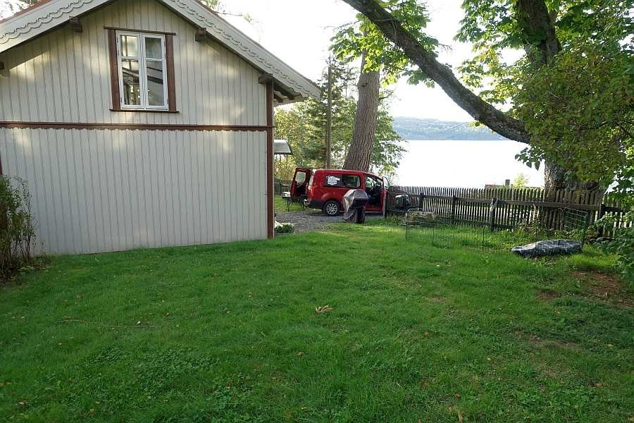 Das Ferienhaus liegt nur ca. 60 Meter vom See entfernt