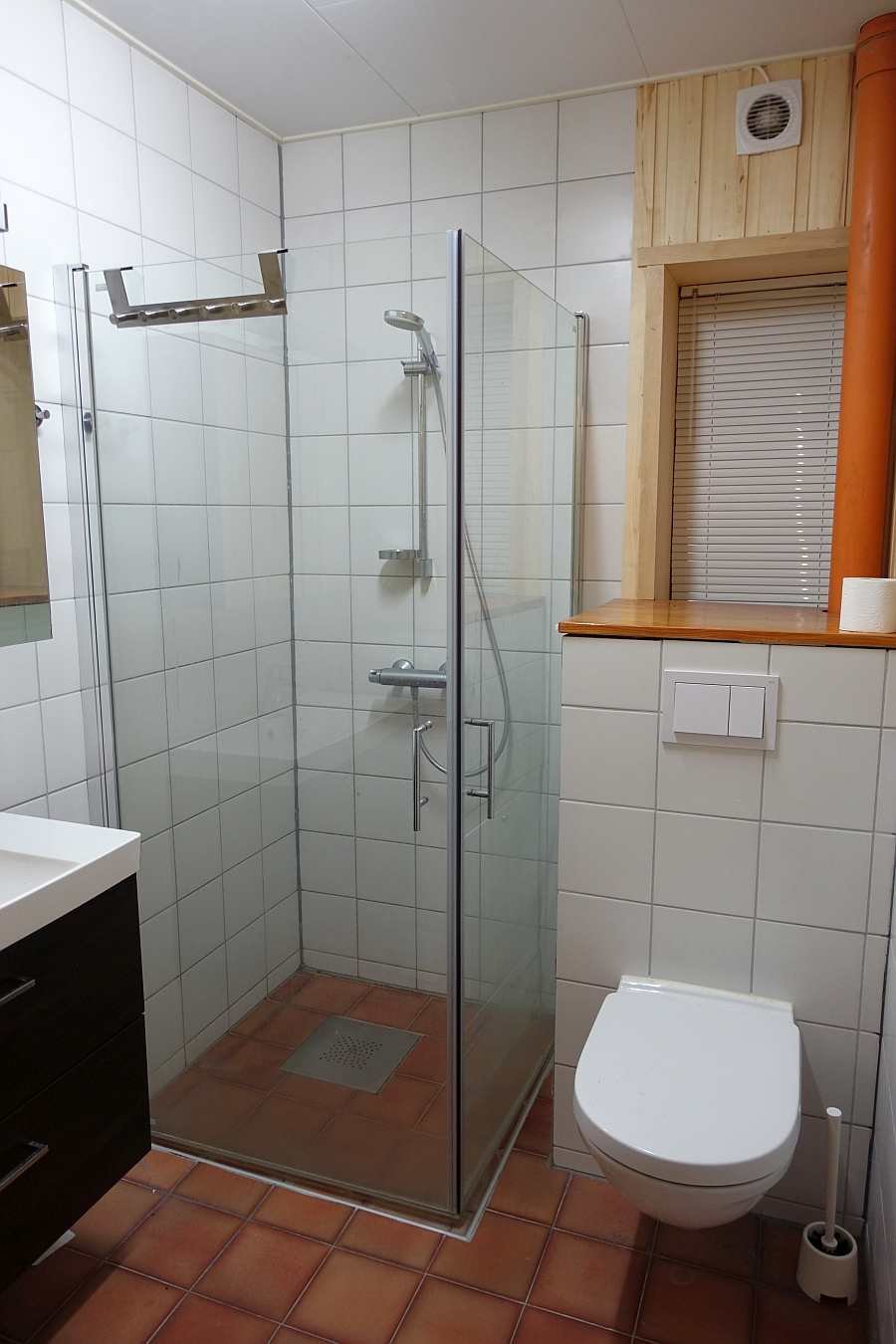 Das erste Badezimmer im Haus - hier mit Waschtisch, Dusche und WC. Fußbodenheizung vorhanden