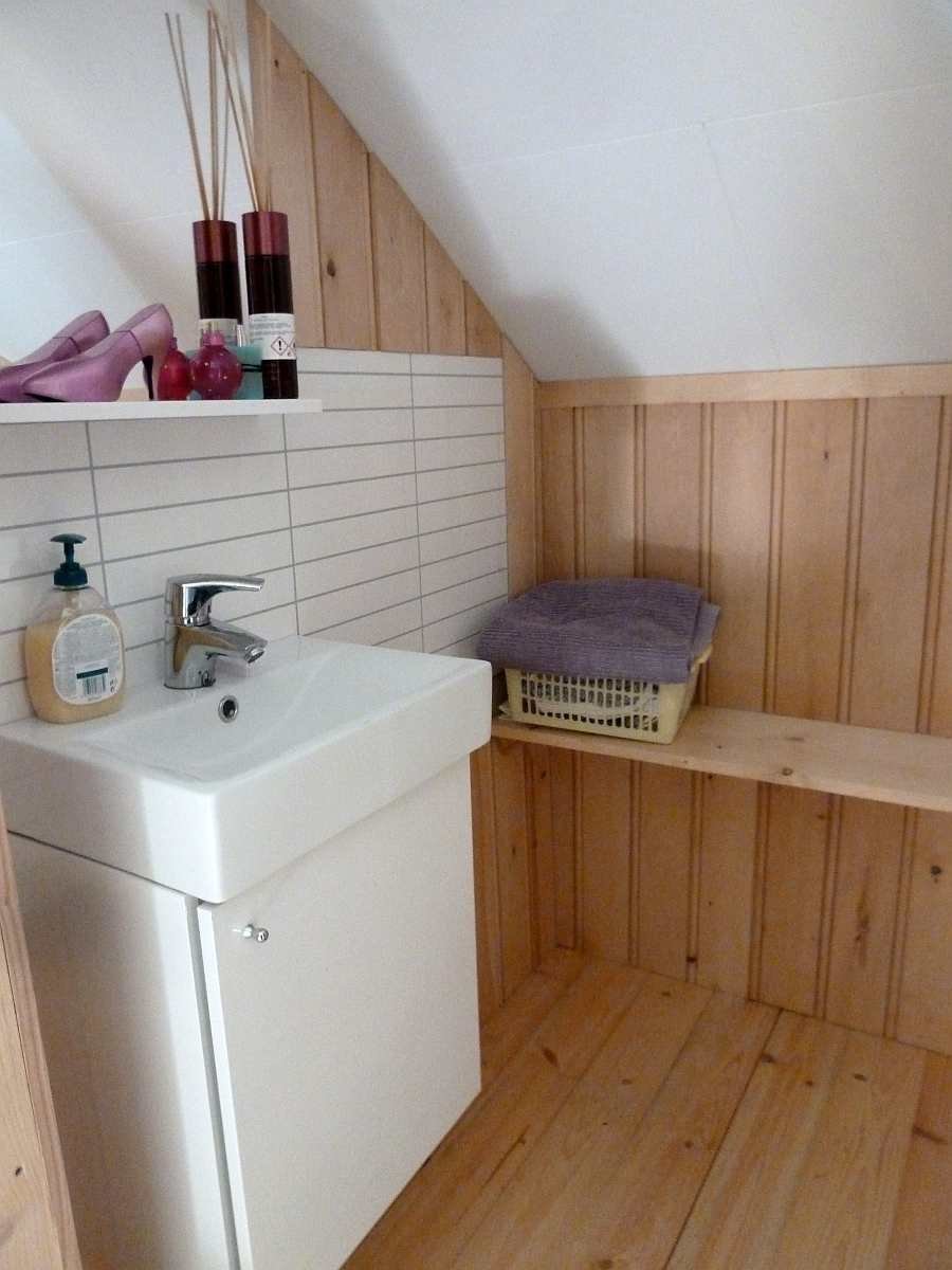 Im Toilettenraum befindet sich natürlich auch ein weiterer Waschtisch