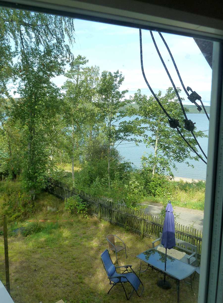 Blick aus dem Schlafzimmer in den Garten und auf den See