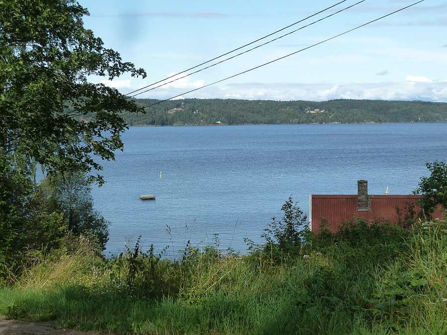Blick von dem Weg am Haus auf den See Øyeren