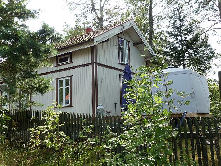 Blick in den Garten und auf die Terrasse - hier mit einem Zelt-Pavillon auf der Terrasse