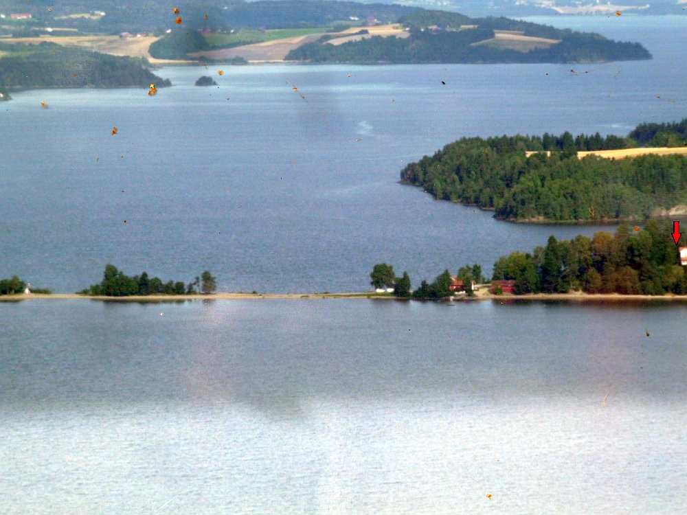 Blick auf die Landzunge 'Sandstangen', die sich weit in den See Øyeren erstreckt. Der rote Pfeil zeigt die Lage des Hauses