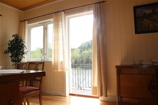 Eßzimmer im Ferienhaus mit Ausgang zum Balkon zur Seeseite Eßzimmer im Ferienhaus mit Ausgang zum Balkon zur Seeseite