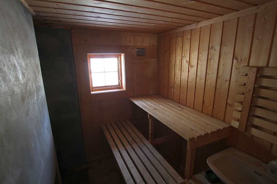 Die Sauna im Haus wird mit Holz betrieben