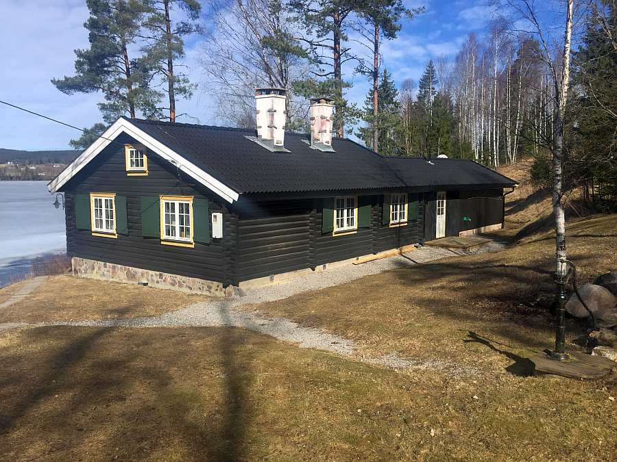 Anfang 2017 wurde das Haus umgebaut. Nun sind Haupthaus und das zuvor separate Nebengebäude mit dem Badezimmer zu einem Gebäude verbunden (Bild Stand April 2017)