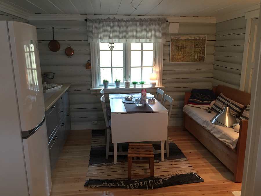 Blick in den gemütlichen Sitzbereich der Wohnküche.
Der Umbau Anfang 2017 ist gerade abgeschlossen.. nur die Montage der Lampe über dem Tisch fehlt noch...