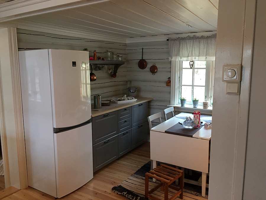 Eine große Kühl-/Gefrierkombination steht in der Küche zur Verfügung.