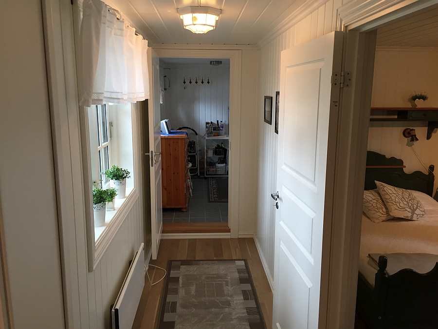 Der Gang von der Küche zum Badezimmer und einem der Schlafräume.
Der Gang wurde Anfang 2017 neu gebaut - der bisherige Weg außerhalb des Hauses zum Bad gehört damit der Vergangenheit an.