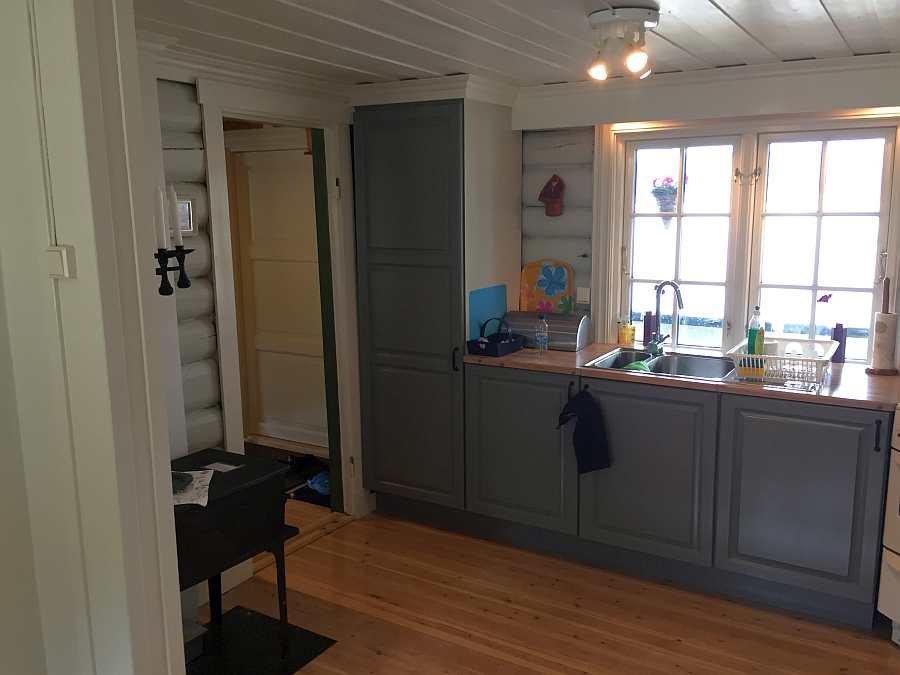 Auch von der Küche aus hat man aus dem Fenster einen direkten Blick auf den See