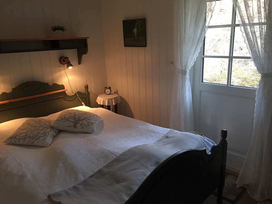 Vom Schlafzimmer hat man einen direkten Zugang zu einer kleinen Terrasse mit Sitzmöglichkeiten hinter dem Haus