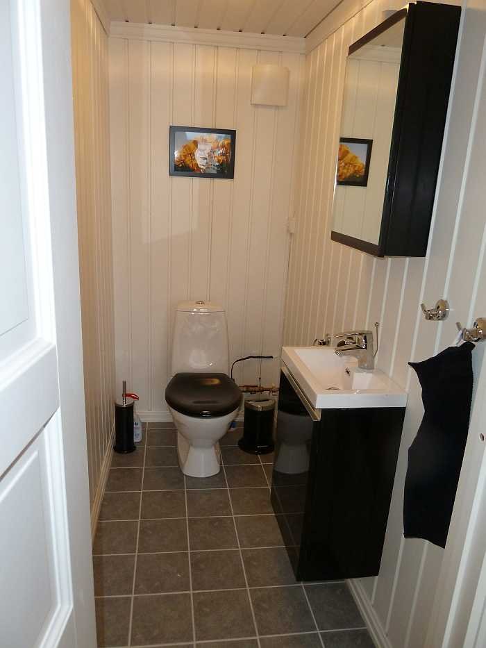 Ein separater Raum mit WC und Waschbecken