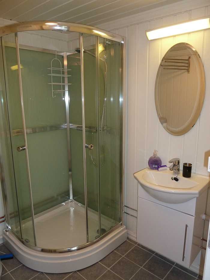 Ein Raum mit Dusche und Waschbecken