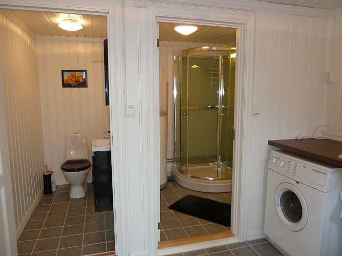 Das Bad besteht aus drei getrennten Räumen. Hier der Vorraum mit großem Waschbecken und Waschmaschine