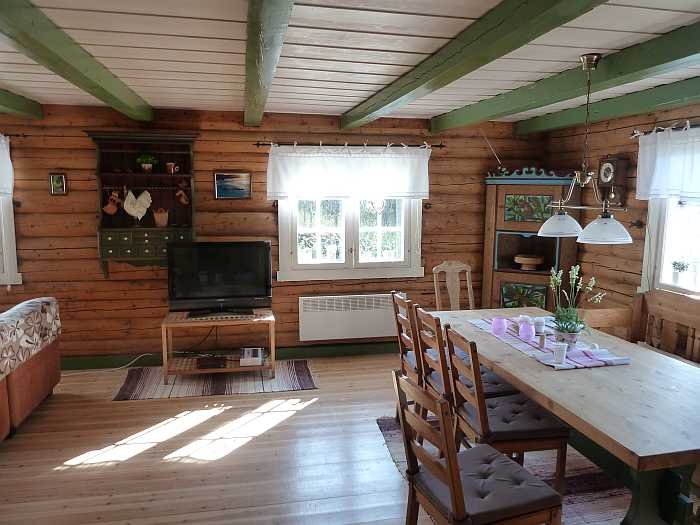 Der Essbereich im Wohnzimmer mit Seeblick