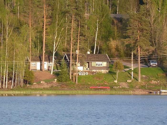 Blick vom Wasser auf das Grundstück. Rechts das Haupthaus, links das Nebengebäude mit Bad... diese wurden zwischenzeitlich durch einen Umbau Anfang 2017 zu einem Gesamtgebäude vereinigt.