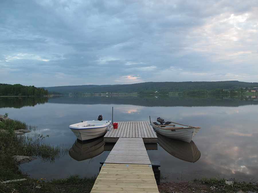 Blick vom Ferienhaus auf den Bootssteg und den See