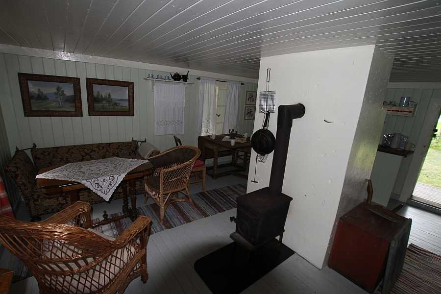 Der Wohnbereich ist offen zur Küche und zum Schlafbereich