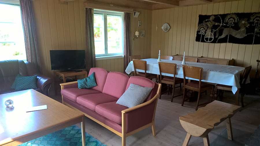 Großzügiger Wohnbereich mit Sitz- und Essecke und mit Seeblick Großzügiger Wohnbereich mit Sitz- und Essecke und mit Seeblick