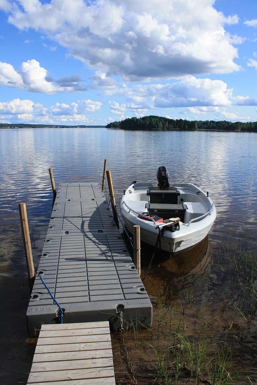Der hauseigene Bootssteg am See