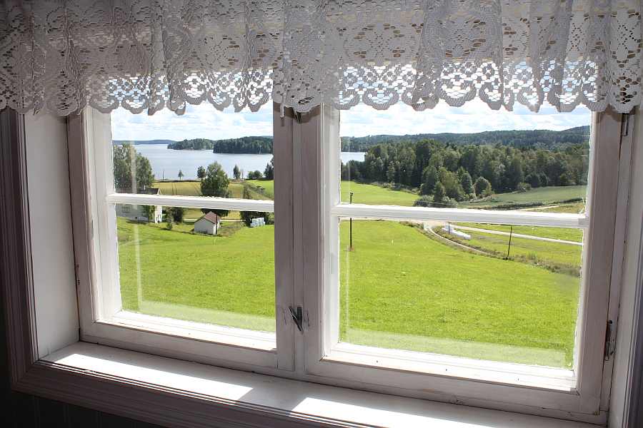 Blick aus dem Küchenfenster auf den See