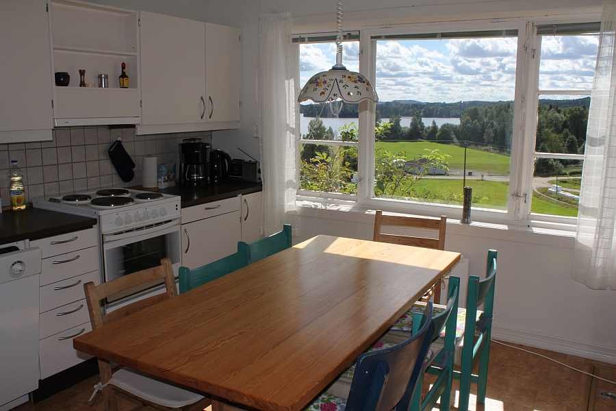 Sehr geräumige und komplett ausgestattete Küche mit Blick auf den See