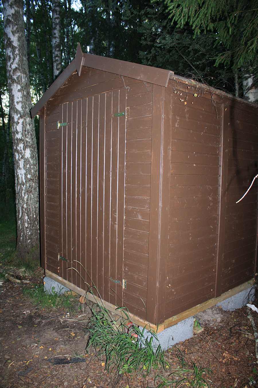 Verschließbarer Schuppen beim Bootssteg zum Lagern von Angelsachen.