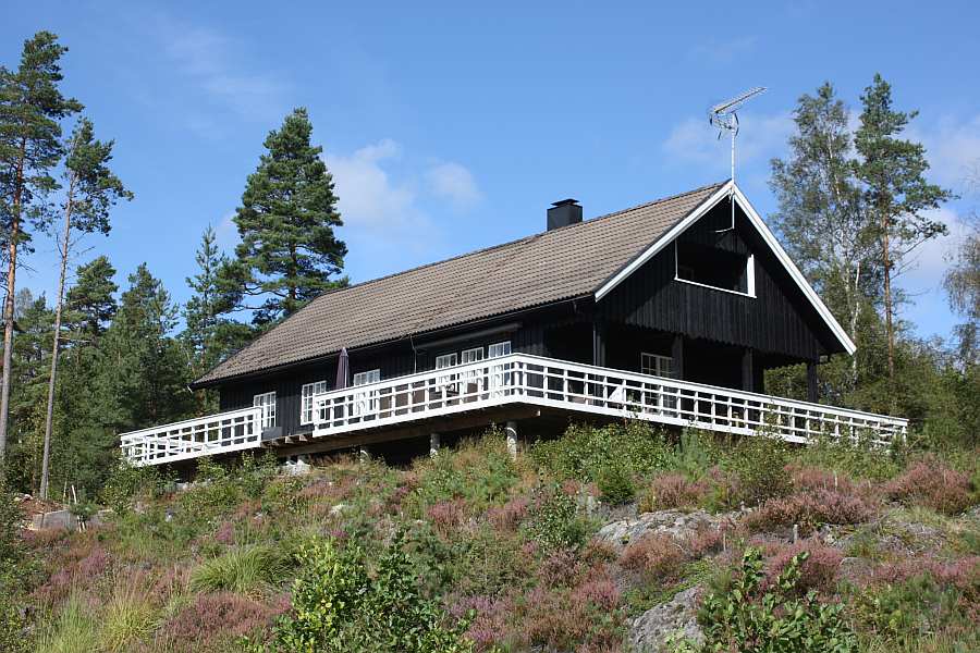 Das Ferienhaus Lilleby bietet an drei Seiten des Hauses je eine Veranda