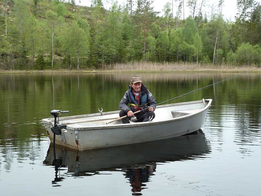 Eines der drei bereits im Preis enthaltenen Boote - hier Aluboot 12 Fuß/E-Motor  - liegt am Haussee
