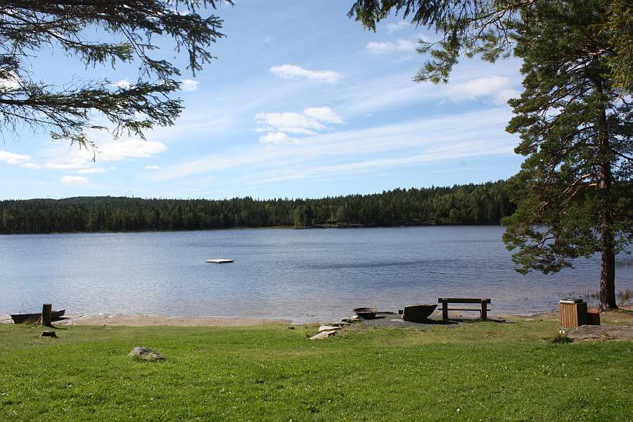 Der kleine Badestrand am See Kolbjørnsviksjøen - hier kann man auch Grillen und Feuer machen.