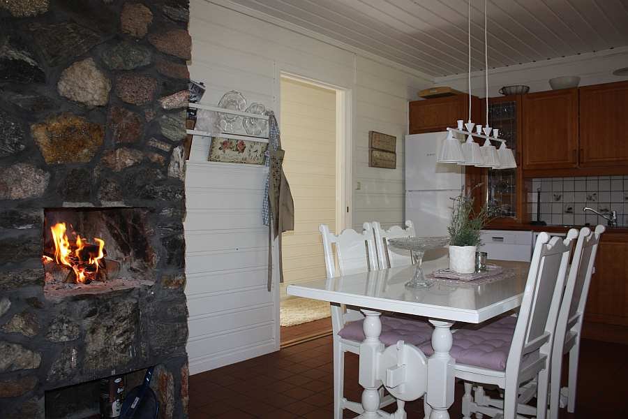 In der Küche schafft ein weiterer Kamin Gemütlichkeit