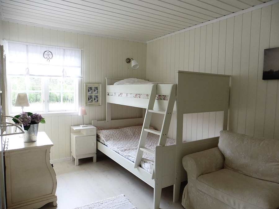 Das Schlafzimmer mit Norwegischen Familien-Etagenbett und einem Doppelschlafsofa zum Ausziehen