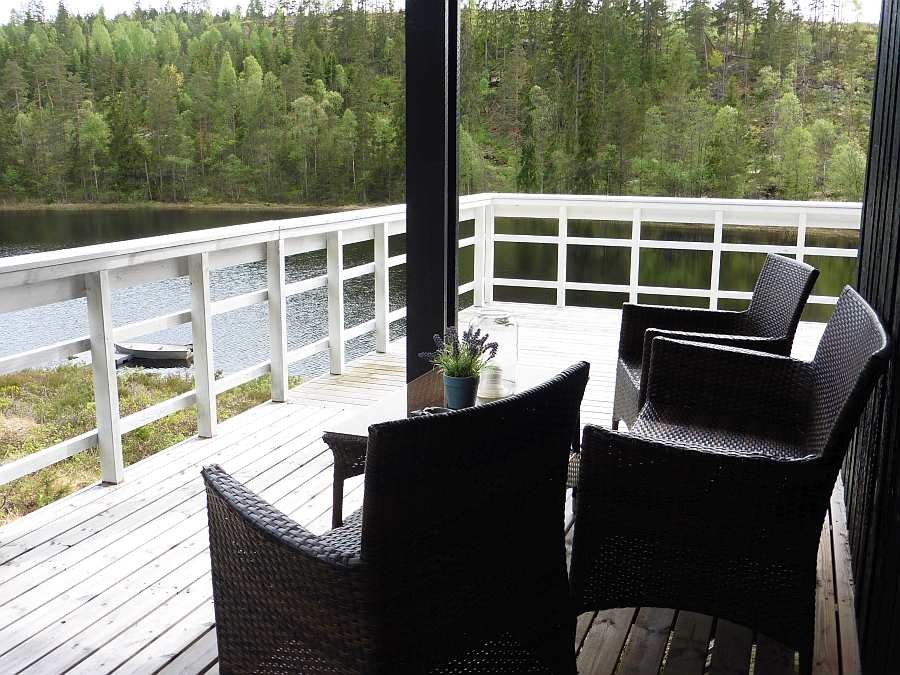 Der überdachte Sitzbereich auf der Veranda