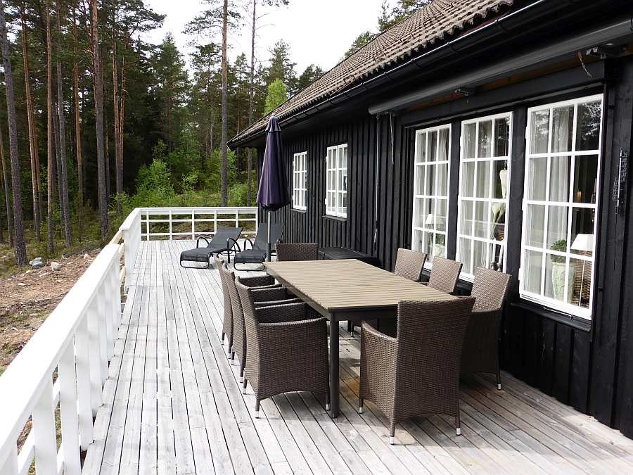 Sitzbereich auf der Veranda mit Blick auf den See