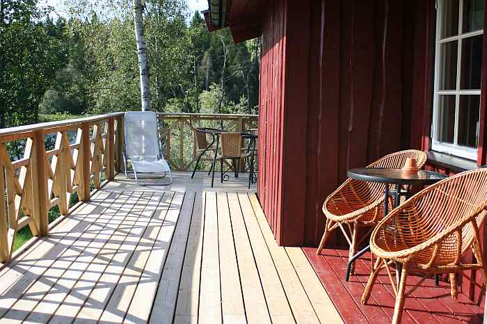Veranda mit Sitzmöglichkeit und Blick auf den See Veranda mit Sitzmöglichkeit und Blick auf den See