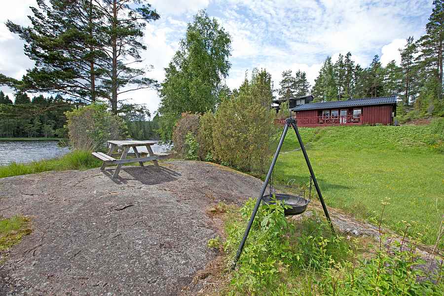 Grill- und Sitzplatz am Seeufer Grill- und Sitzplatz am Seeufer