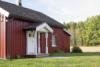 Ferienhaus Nybru liegt in Alleinlage inmitten der norwegischen Natur. Der Wald beginnt schon direkt hinter dem Haus
