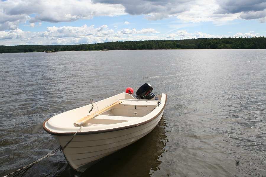 Bereits im Hauspreis enthalten: Angelboot 15 Fuß/8 PS, 4-Takter (Abb. ähnlich).
Das Boot liegt direkt vor dem Haus