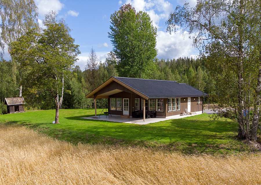 Ferienhaus Rødkinn liegt auf einem eigenen großen Natur-Ufergrundstück am See