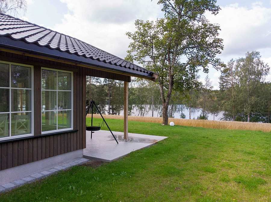 Ferienhaus Rødkinn - die große zum Teil überdachte Terrasse liegt an der sonnigen Westseite zum Seeufer