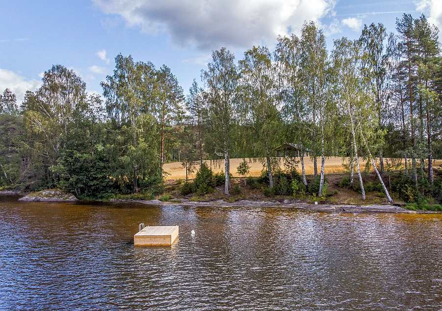 Die Kinder wird's freuen - direkt vor dem Haus ist eine eigene Badeinsel im See verankert
