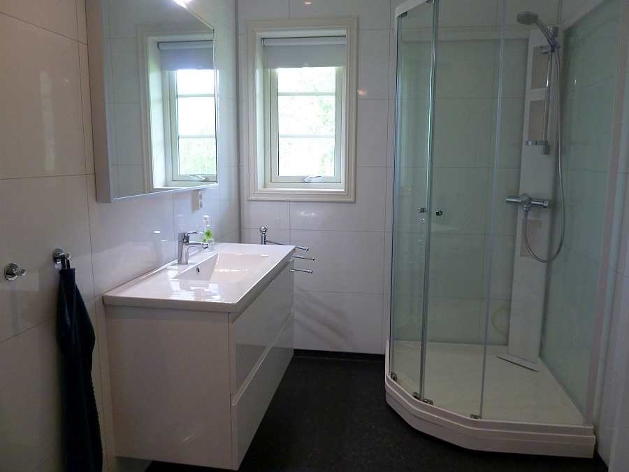 Das erste große Badezimmer mit Dusche, WC, Waschtisch (hier im EG)
