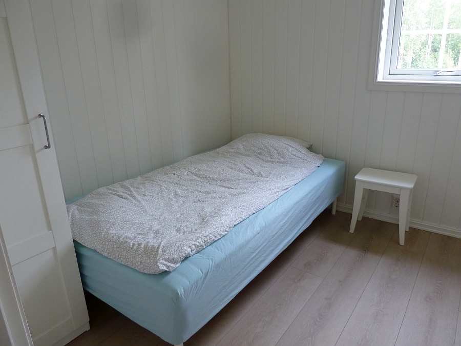 Das Schlafzimmer mit 1 breiten Einzelbett (120 cm) im EG