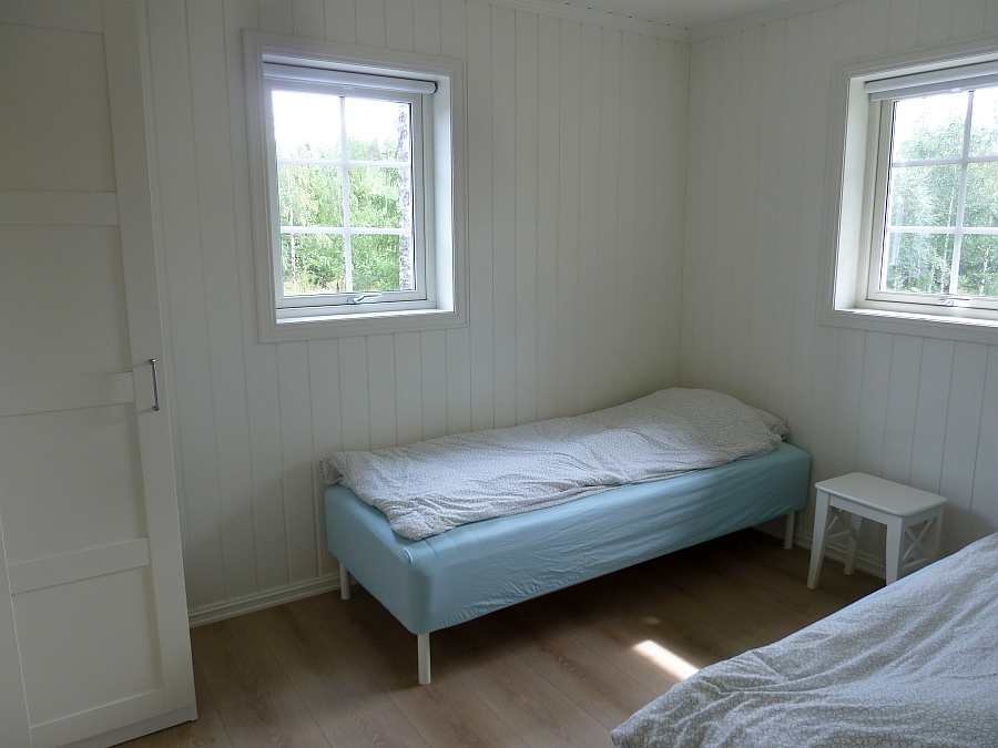 Das erste Schlafzimmer mit 2 Einzelbetten (hier im EG) - die beiden Betten können bei Bedarf zu einem Doppelbett zusammengestellt werden